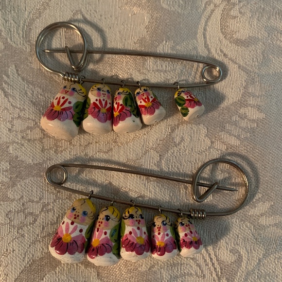 Pair of Vintage Russian Nesting Doll Safety Pins - Picture 1 of 8